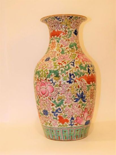 null Vase pansu à col rétréci en porcelaine émaillée à décor polychromes de feuilles...