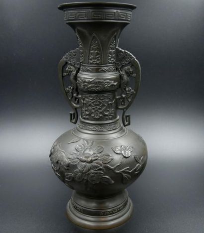 null Vase en bronze de forme balustre à col évasé la panse à décor d'oiseaux et de...