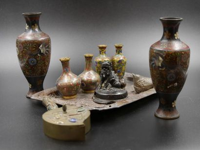null Ensemble comprenant : petits vases balustres en bronze cloisonné sur fond d'aventurine...
