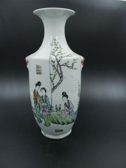 null Vase balustre à col rétreci en porcelaine émaillée à décors polychromes de trois...
