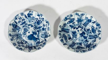 null CHINE - Paire de coupes en porcelaine à contours décorées en bleu sous couverte...