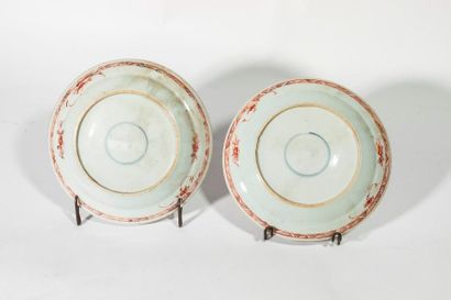 null CHINE - Paire d'assiettes circulaires en porcelaine décorées en polychromie...