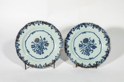 null CHINE de commande - Deux assiettes en porcelaine décorées en bleu sous couverte...