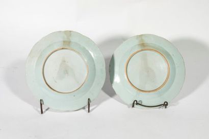 null CHINE de commande - Deux assiettes en porcelaine décorées en bleu sous couverte...