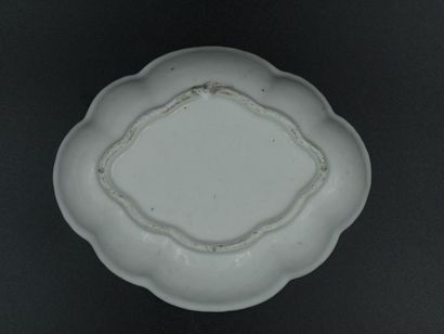 null Petite coupe ovale polylobée en porcelaine de la Compagnie des Indes à décor...