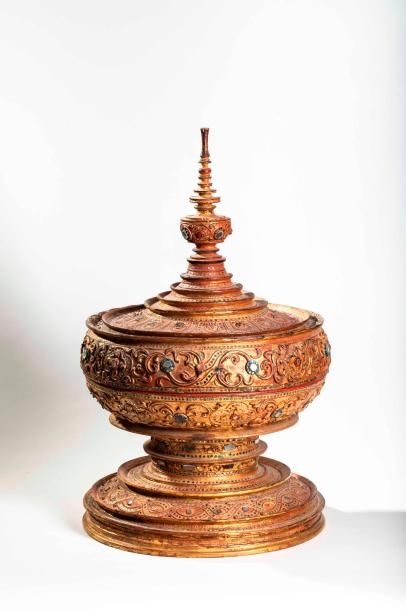null Boite à offrandes Hsun-Ok en forme de stupa en bois - Birmanie - XIXème