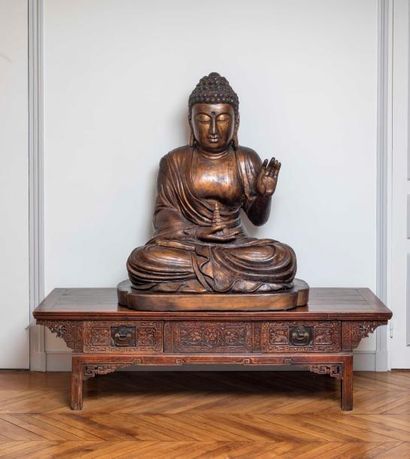 null Important Buddha en bois sculpté et doré - Il se présente en abhaya mudra et...