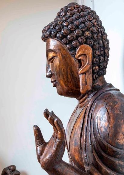 null Important Buddha en bois sculpté et doré - Il se présente en abhaya mudra et...
