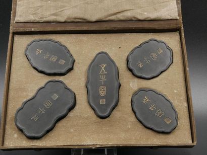 null Coffret comprenant 5 pierres à encre à motif de bœufs - CHINE - 