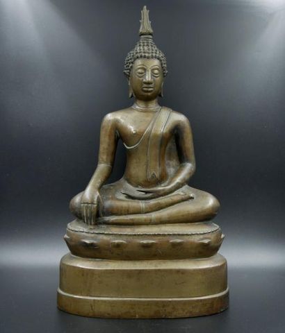 null Buddha en bronze doré et sculpté assis sur une base à double rangée de feuilles...