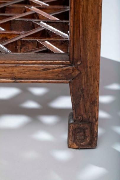 null Petite table en bois à décors géométriques - Deux plateaux d'entretoise en bois...
