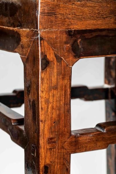 null Sellette en bois sculpté vernis à décors chinoisant - Ouvre à un tiroir en façade...