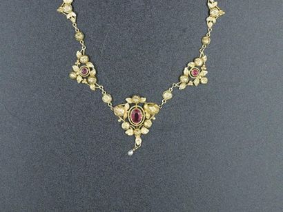 null Collier draperie en or jaune à décor de roses serties de pierres rouges et ornée...