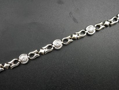 null Bracelet en or gris rhodié à maillons articulés ornés de 8 diamants - PB : 18...