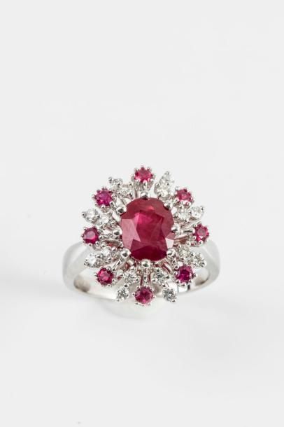 null Bague flocon en or blanc centrée d'un rubis taille ovale de 2,15cts environ...