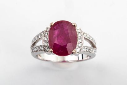 null Bague corps en V en or blanc ornée d'un rubis taille ovale de 4,08cts environ...