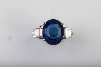 null Bague en or blanc sertie d'un saphir ovale de 8,50cts environ épaulé de 2x3...