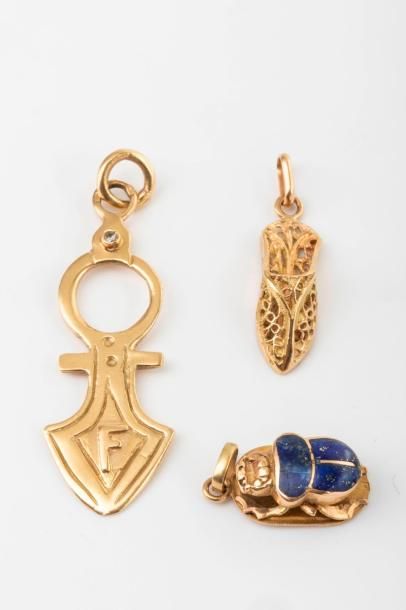 null Ensemble de 3 pendentifs dont un scarabée en or jaune et lapis lazulis avec...