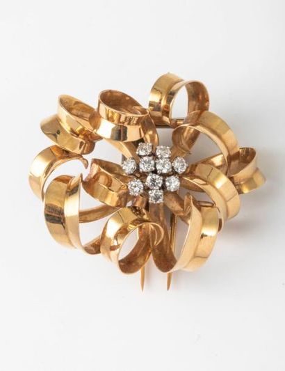 null BOUCHERON - Broche en or Jaune à décors de ruban entrelacés figurant une fleurs...