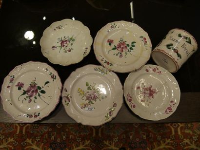 null 5 assiettes en porcelaine blanche à décors polychrome de fleurs + Un pot 
