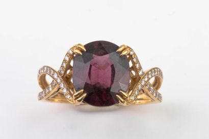 null Bague a décors d'entrelacs en or jaune ponctué de brillants réunis par une rhodolite...