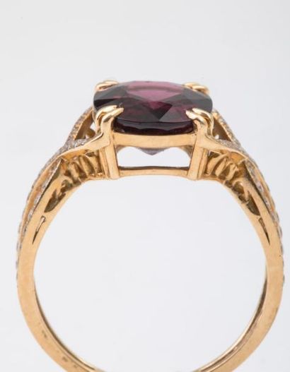 null Bague a décors d'entrelacs en or jaune ponctué de brillants réunis par une rhodolite...