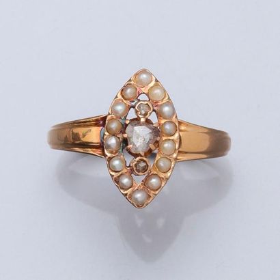 null Bague en or rose, 750 MM, ornée de demi perles autour de trois diamants taille...