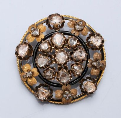 null Broche ronde en or jaune, 750 MM, recouverte de diamants dans un décor de filets...