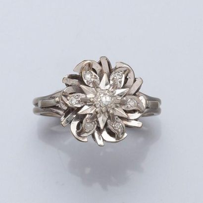 null Bague "Fleur" en or gris, 750 MM, ornée de diamants, vers 1960, poids : 3,9gr....