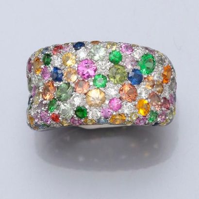 null Jolie bague anneau en or gris, 750 MM, recouverte de diamants et saphirs multicolores...