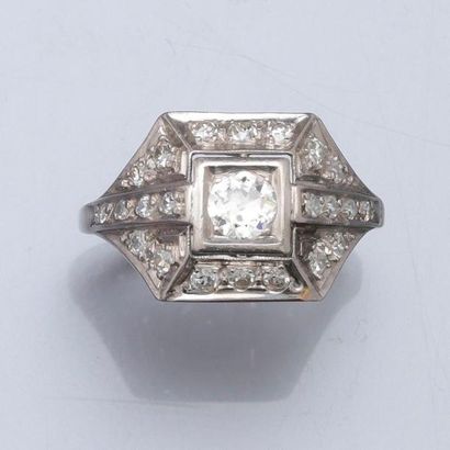 null ART DECO. Bague en , platine 900 MM, centrée d'un diamant rond pesant 0,50 carat...