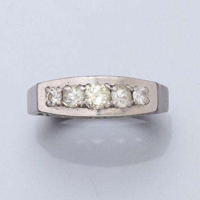 null Bague en, platine 900 MM, centrée de cinq diamants ronds, vers 1930, taille...