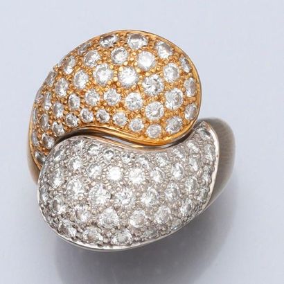 null Jolie bague "croisée" deux ors, 750 MM, recouverte de diamants, total : 2 carats...