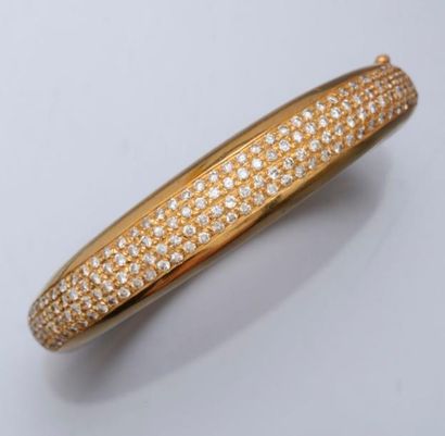 null Bracelet rigide, ouvrant en or jaune, 750 MM, centré de diamants en pavage,...