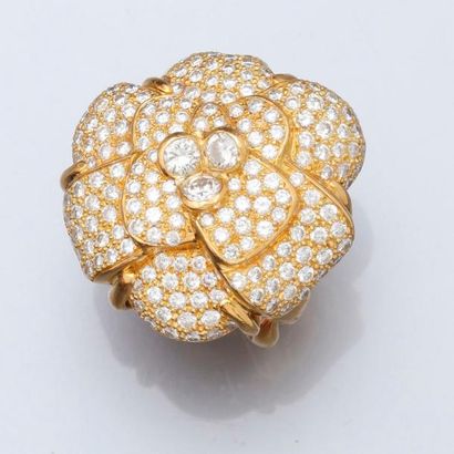 null Bague dessinant un camélia épanoui en or jaune, 750 MM, recouvert de diamants...