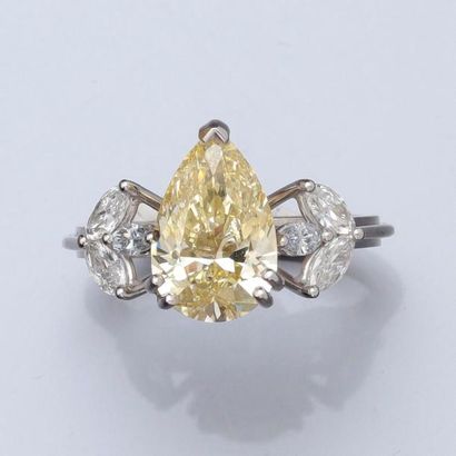 null Bague en or gris, 750 MM, ornée d'un diamant taille poire pesant 3,02 carats...