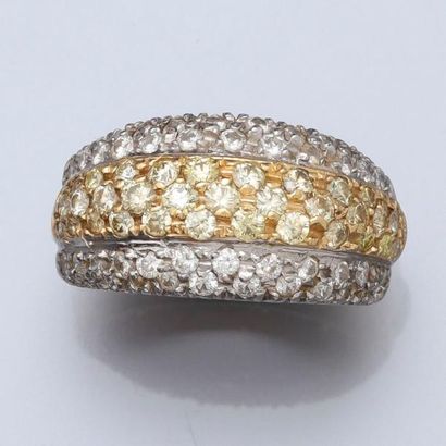 null Bague anneau en or gris, 585 MM, recouverte de saphirs jaunes enserrés dans...