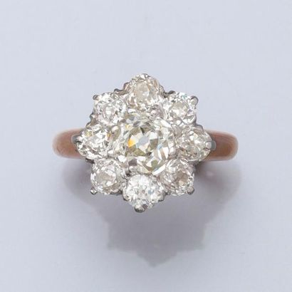 null Jolie bague "Fleur" en or rose, 750 MM, centrée d'un diamant rond pesant 0,98...