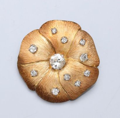 null Broche en fleur épanouie d'or jaune, 750 MM, diamètre : 3 cm, centrée d'un diamant...