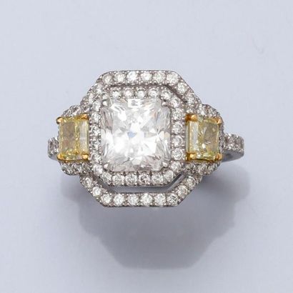 null Bague en or gris, 750 MM, centrée d'un diamant taille carrée - radian pesant...