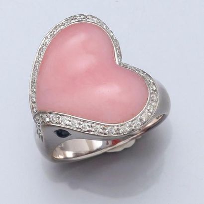 null Bague dessinant un coeur en or gris, 750 MM, ornée d'une opale rose entourée...
