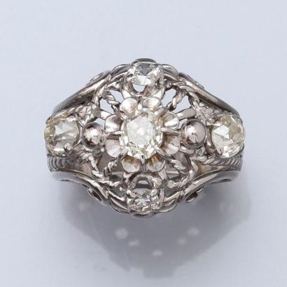null Bague en or gris ajouré, 750 MM, ornée de diamants ronds, vers 1950, taille...