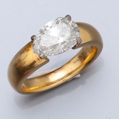 null Bague anneau en or jaune, 750 MM, ornée dans le sens horizontal d'un diamant...