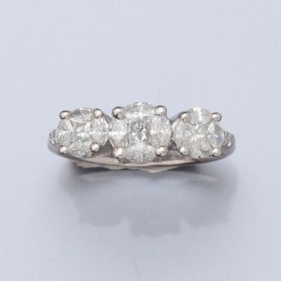 null Bague en or gris, 750 MM, ornée de trois fleurettes de diamants taille princesse,...