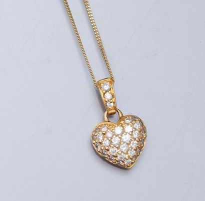null Chaîne et pendentif en or jaune, 750 MM, en forme de coeur recouvert de diamants,...