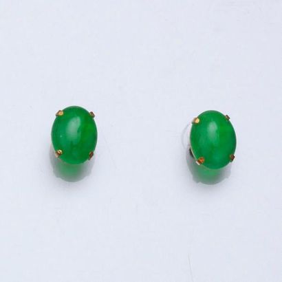 null Puces d'oreilles en or jaune, 750 MM, chacune sertie d'un jade jadéite cabochon...