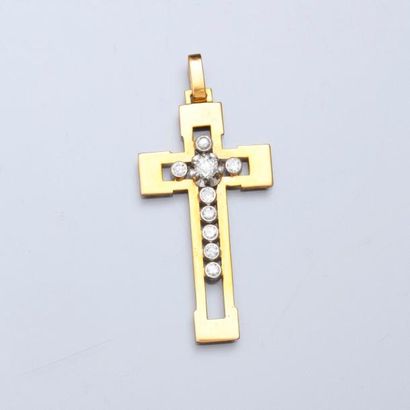 null Pendentif en croix en or jaune 750MM et , platine 900 MM, centrée de diamants,...