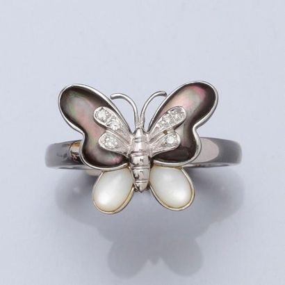 null Bague "Papillon" en or gris, 750 MM, ornée de nacres noire et blanches enrichies...