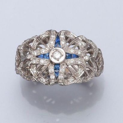 null Bague en or gris ajouré, 750 MM, orné d'un décor dans le goùt des années 25,...