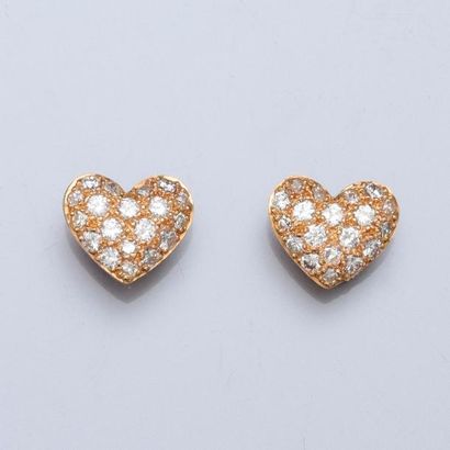 null Boucles d'oreilles dessinant un coeur d'or jaune, 750 MM, recouvert de diamants,...